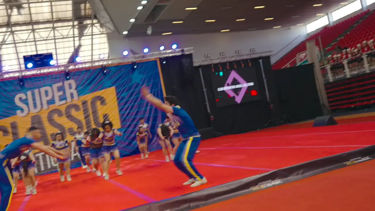 Atletas de cheer compitiendo en Classic Super Nationals